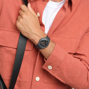 Montre Swatch Cobblestone Street SO29A101, cadran gris, portée au poignet