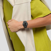 Montre Swatch A Dash of Green SO29B404, cadran noir, portée au poignet
