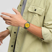 Montre Swatch Gold in the Garden SO29G103, cadran jaune, portée au poignet