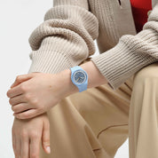 Montre Swatch Frozen Waterfall SO31L100, cadran bleu, portée au poignet
