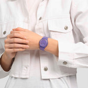 Montre Swatch Perfect Plum SO31V100, cadran violet, portée au poignet