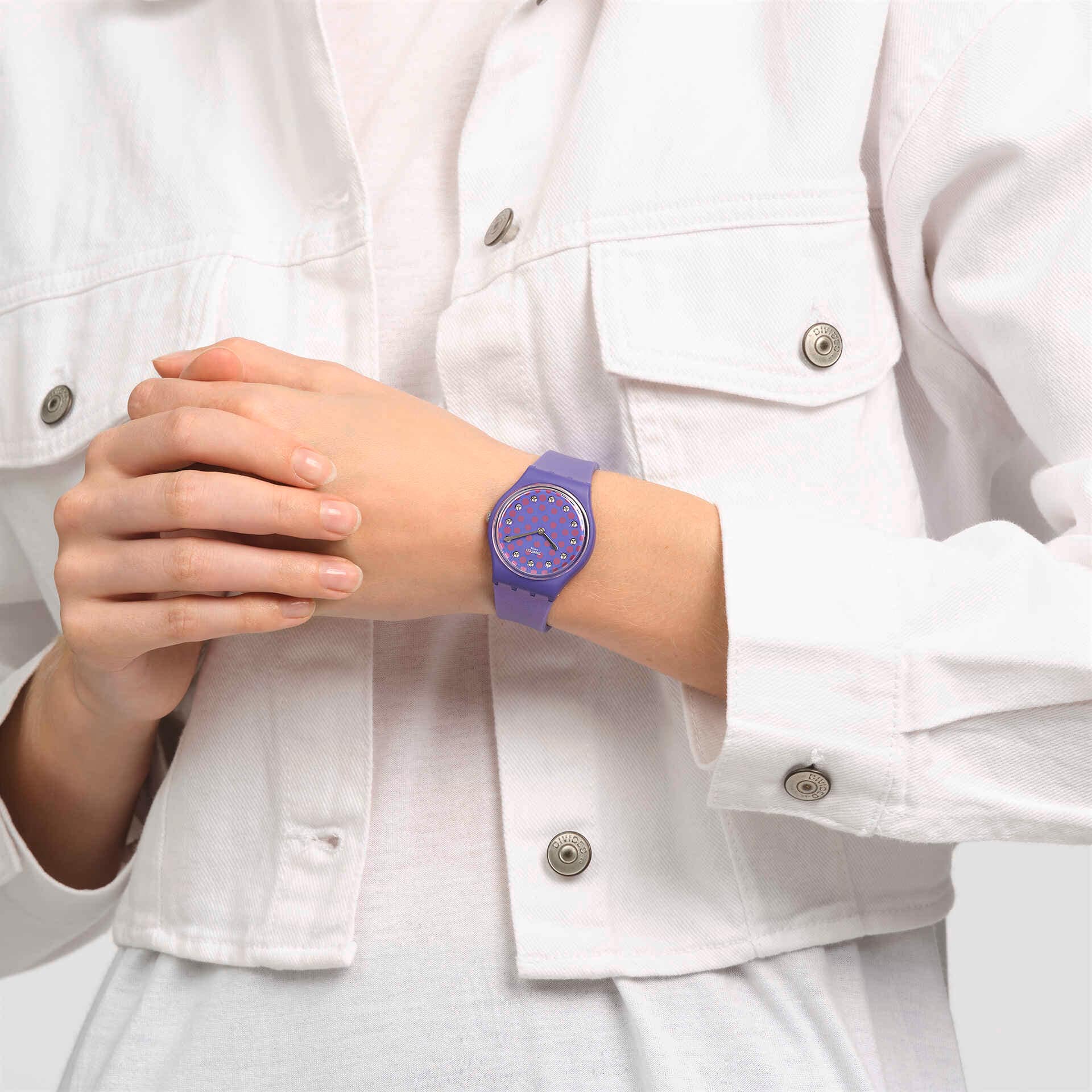 Montre Swatch Perfect Plum SO31V100, cadran violet, portée au poignet