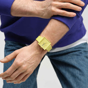 Montre Swatch What If…Lemon? SO34J700, cadran jaune, portée au poignet