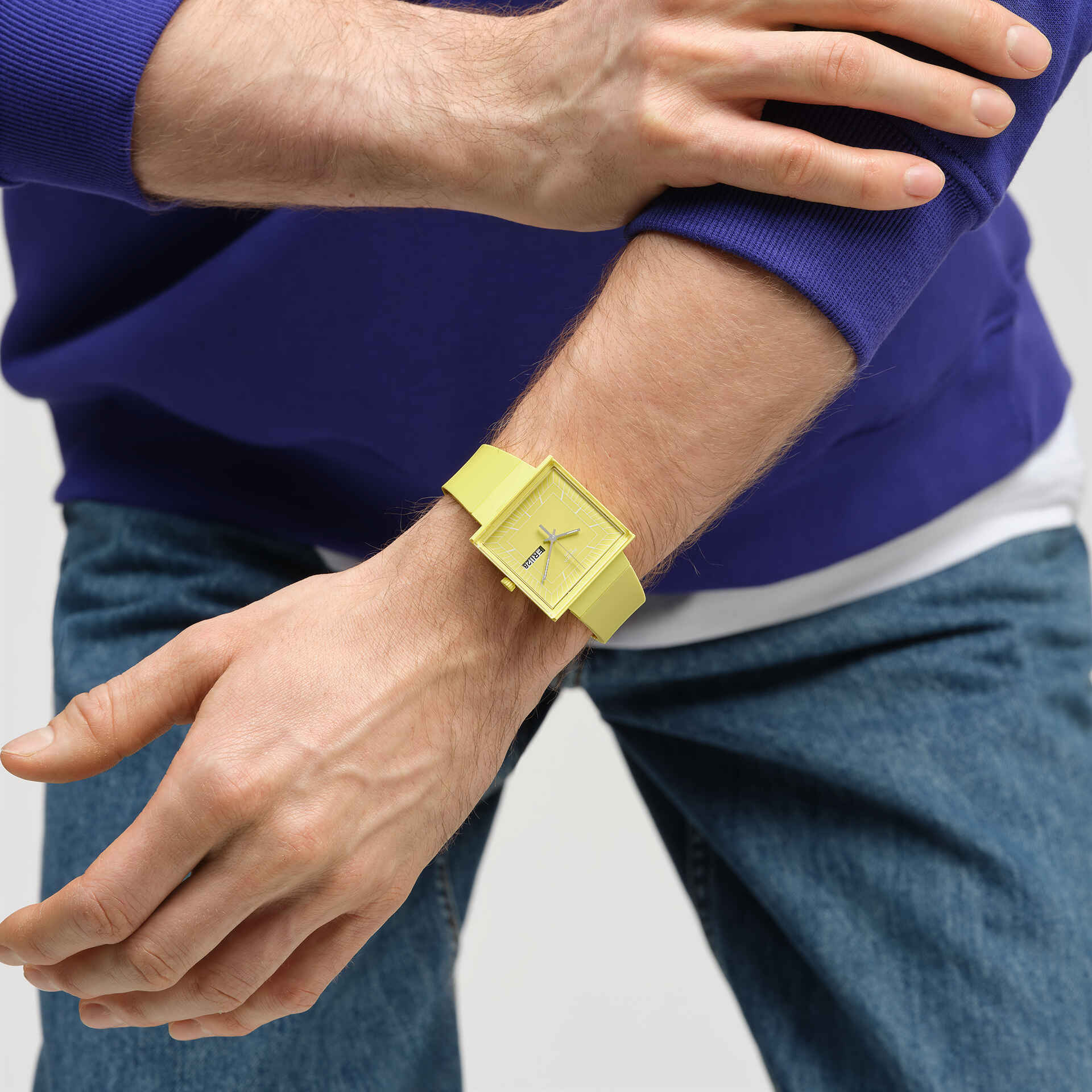 Montre Swatch What If…Lemon? SO34J700, cadran jaune, portée au poignet