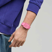 Montre Swatch What If…Rose? SO34P700, cadran rose, portée au poignet