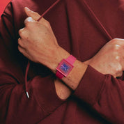 Montre Swatch Squarely Berry SO34R700, cadran rose, portée au poignet