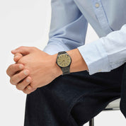 Montre Swatch Skin Dashing Slate SS07B109G, cadran jaune, portée au poignet