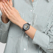 Montre Swatch Skin Train the Hands SS07B113G, cadran gris, portée au poignet