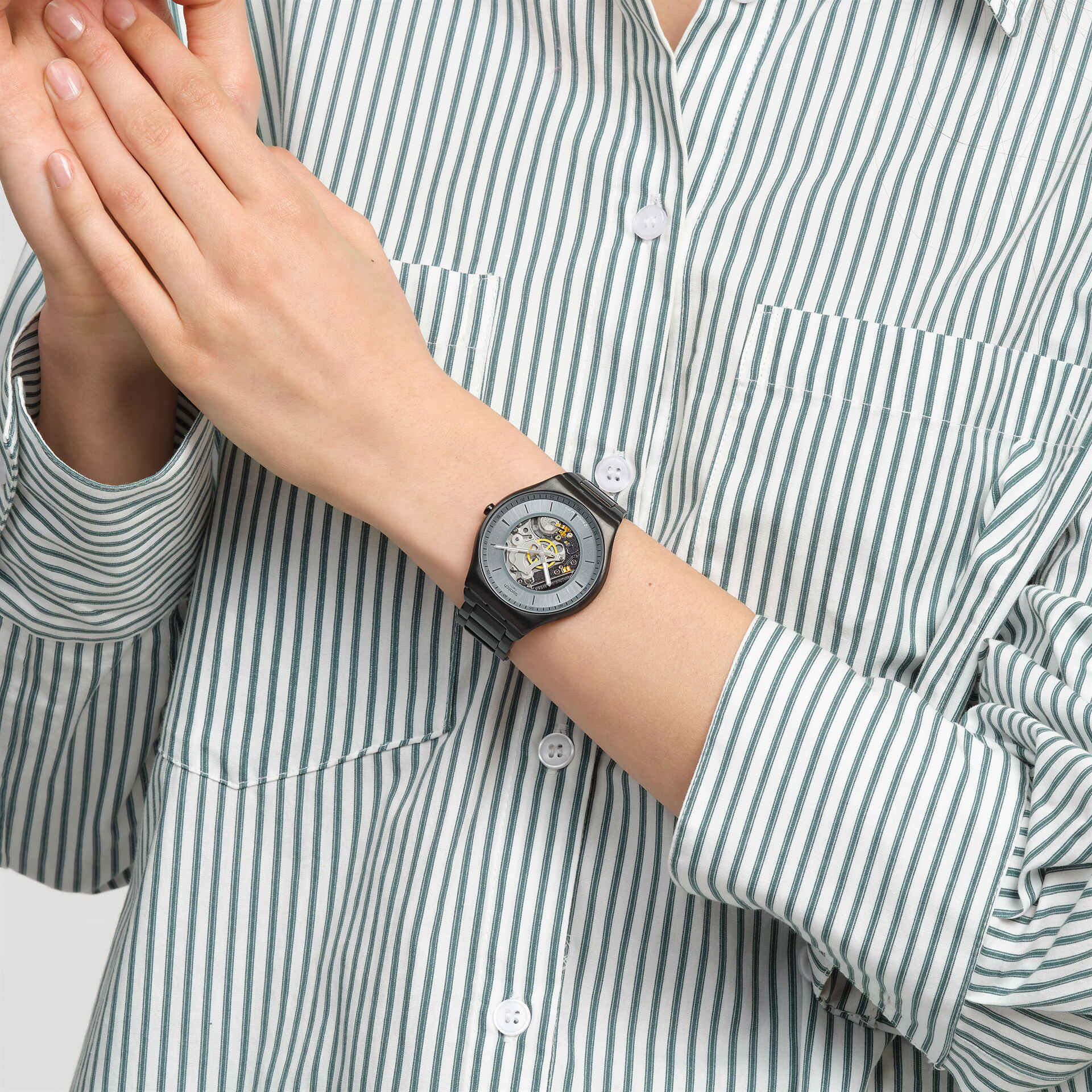Montre Swatch Skin Train the Hands SS07B113G, cadran gris, portée au poignet