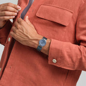 Montre Swatch Skin Cool Skies SS08K120M, cadran bleu, portée au poignet