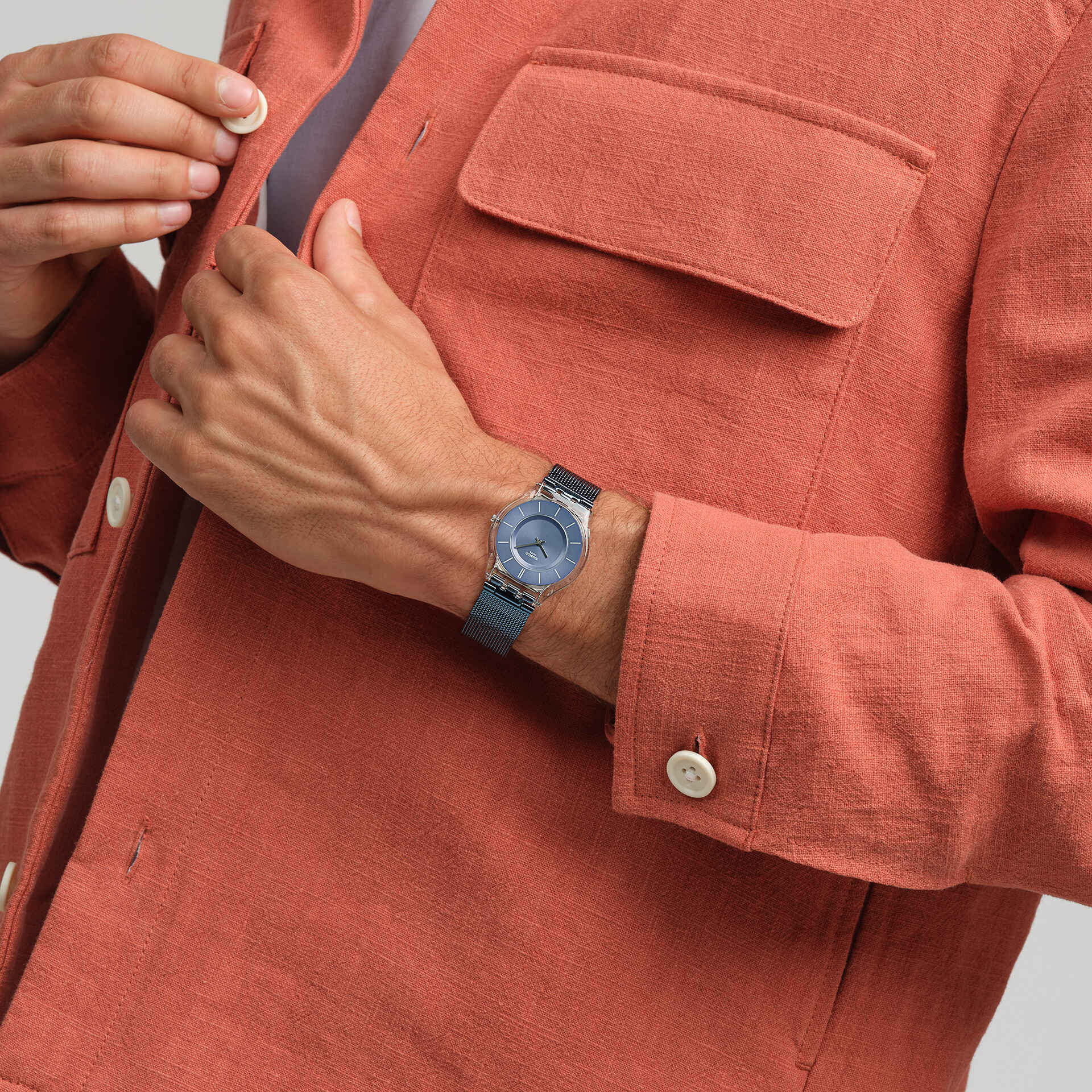 Montre Swatch Skin Cool Skies SS08K120M, cadran bleu, portée au poignet