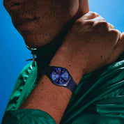 Montre Swatch Skin Very Jazzy Berry SS08N117, cadran bleu, portée au poignet