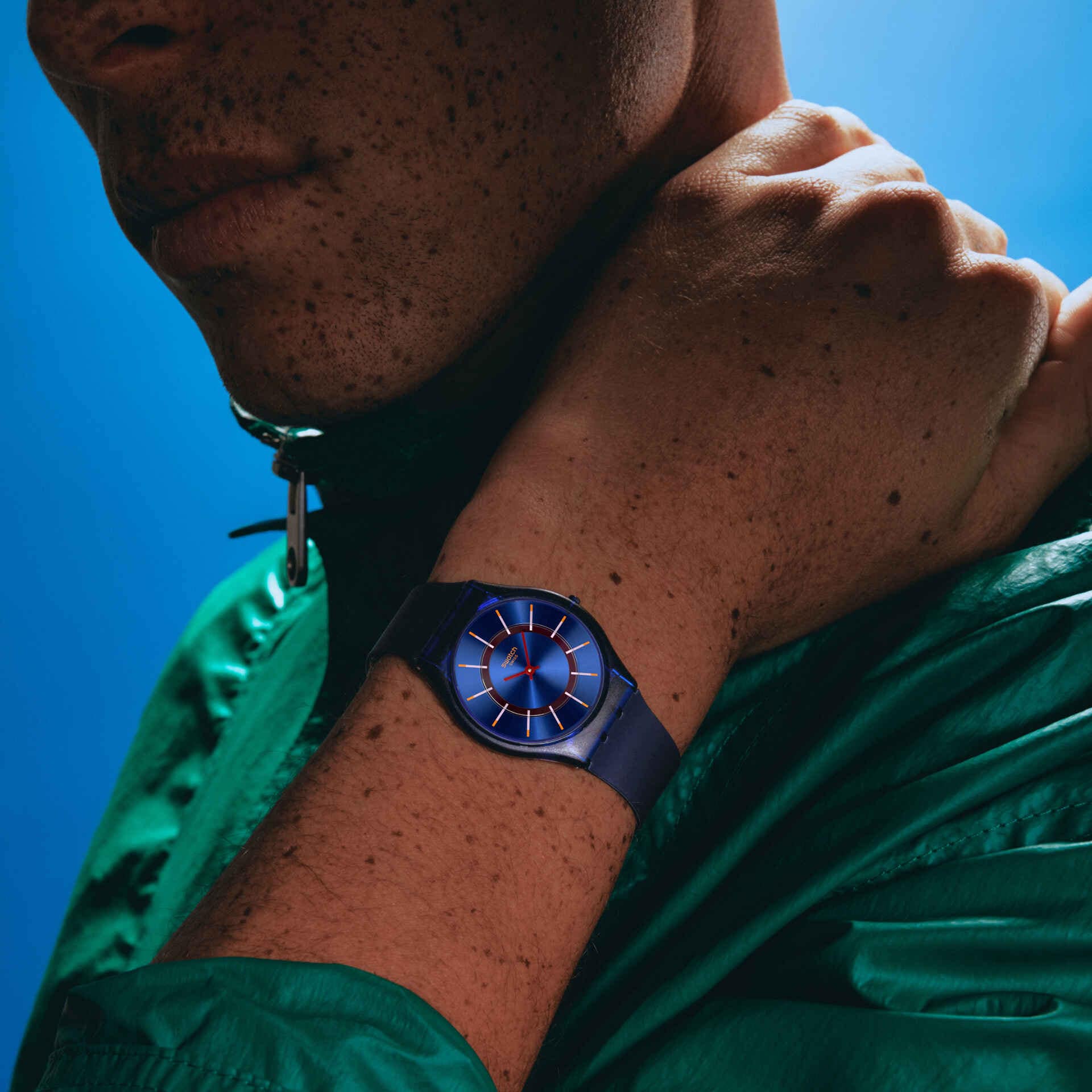 Montre Swatch Skin Very Jazzy Berry SS08N117, cadran bleu, portée au poignet