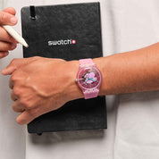 Montre Swatch Supercharged Pinks SUOK151, cadran transparent, portée au poignet