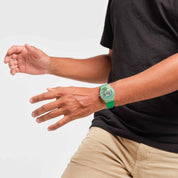 Montre Swatch Shimmer Green SUOM117, cadran transparent, portée au poignet