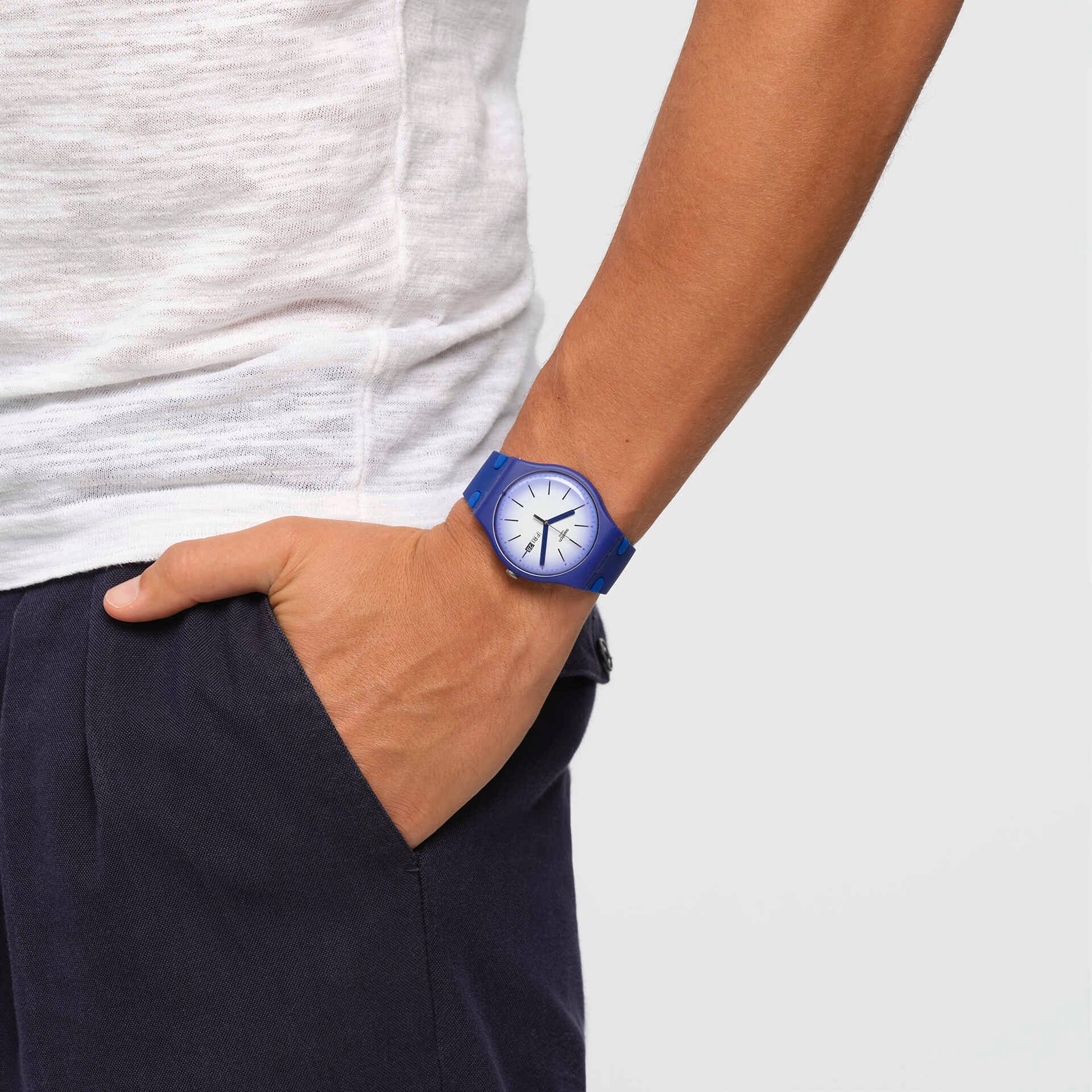 Montre Swatch Violet Verbena SUON716, cadran blanc, portée au poignet