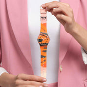 Montre Swatch Barns-Graham's Orange and Red on Pink SUOZ362, cadran orange, portée au poignet