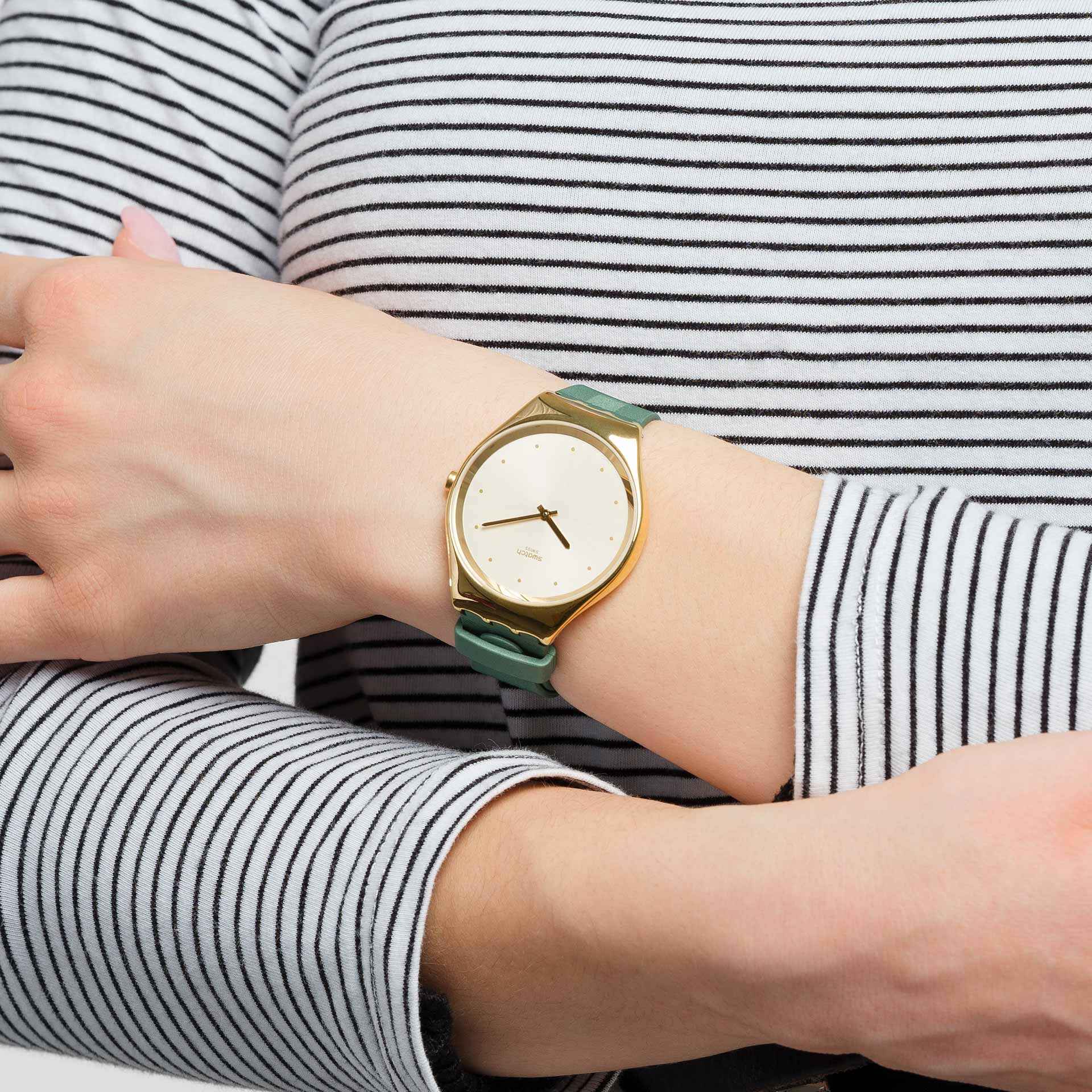 Swatch Skin Green Moire SYXG113 watch, yellow dial, on the wrist