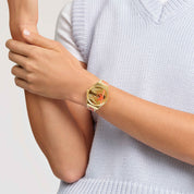 Montre Swatch Skin Golden Red Bamboo SYXZ105, cadran jaune, portée au poignet