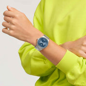 Montre Swatch Sistem51 Shimmer at Dusk YIS435G, cadran bleu, portée au poignet