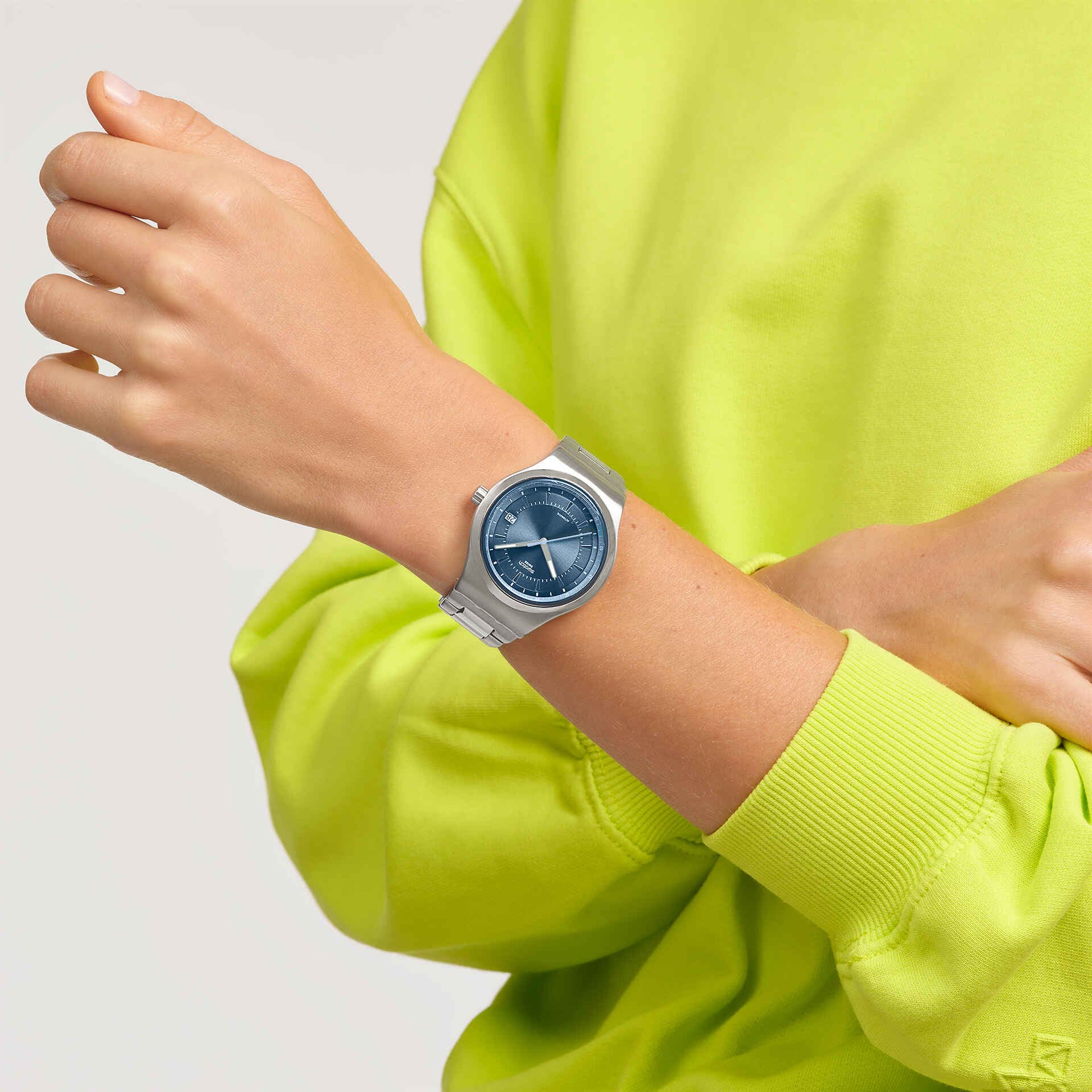 Montre Swatch Sistem51 Shimmer at Dusk YIS435G, cadran bleu, portée au poignet