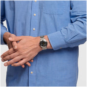 Montre Swatch Irony Happy Joe Lime YWS439GC, cadran noir, portée au poignet