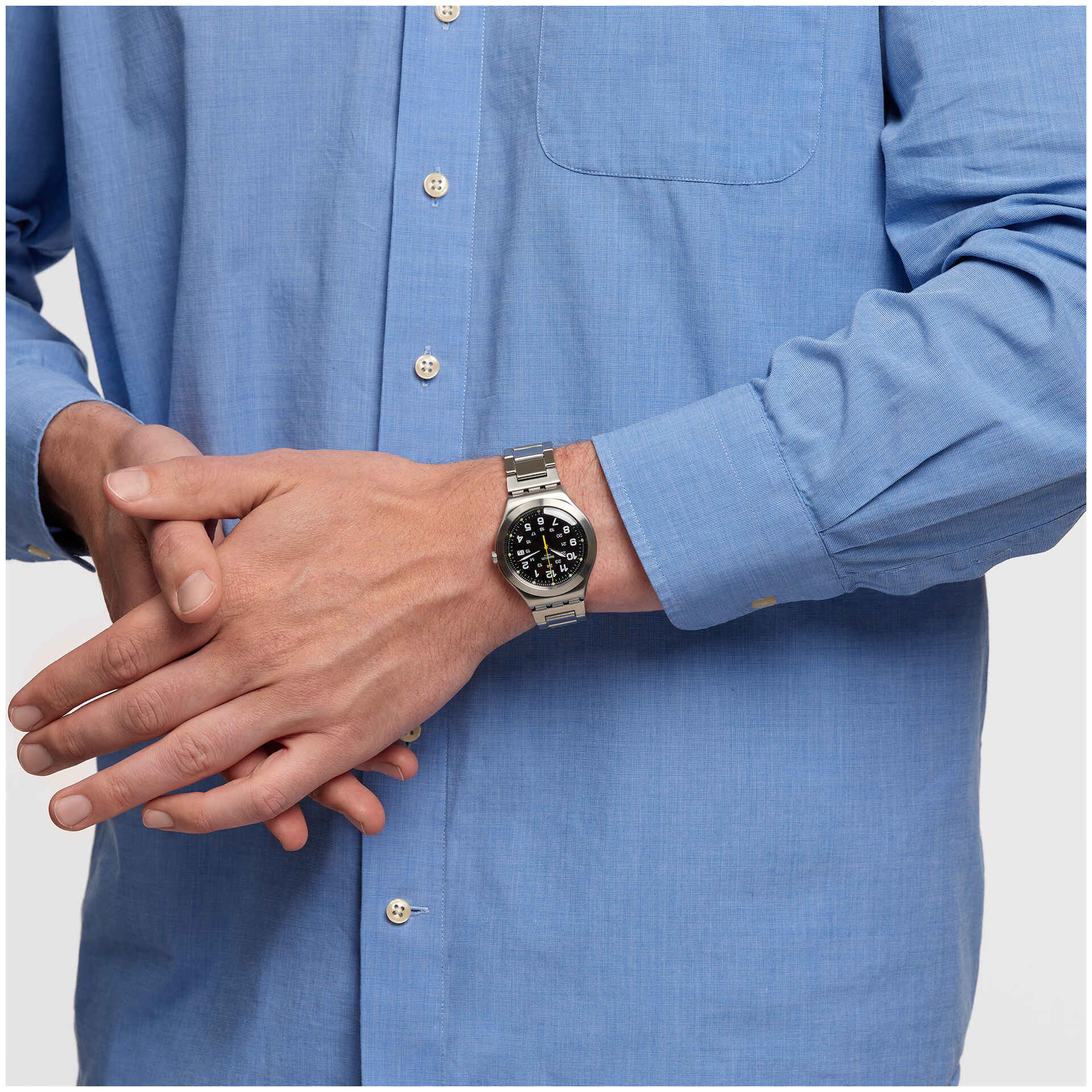 Montre Swatch Irony Happy Joe Lime YWS439GC, cadran noir, portée au poignet