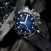 Montre Tissot Seastar 1000 45.5mm T120.417.17.041.00, cadran bleu, mise en scène