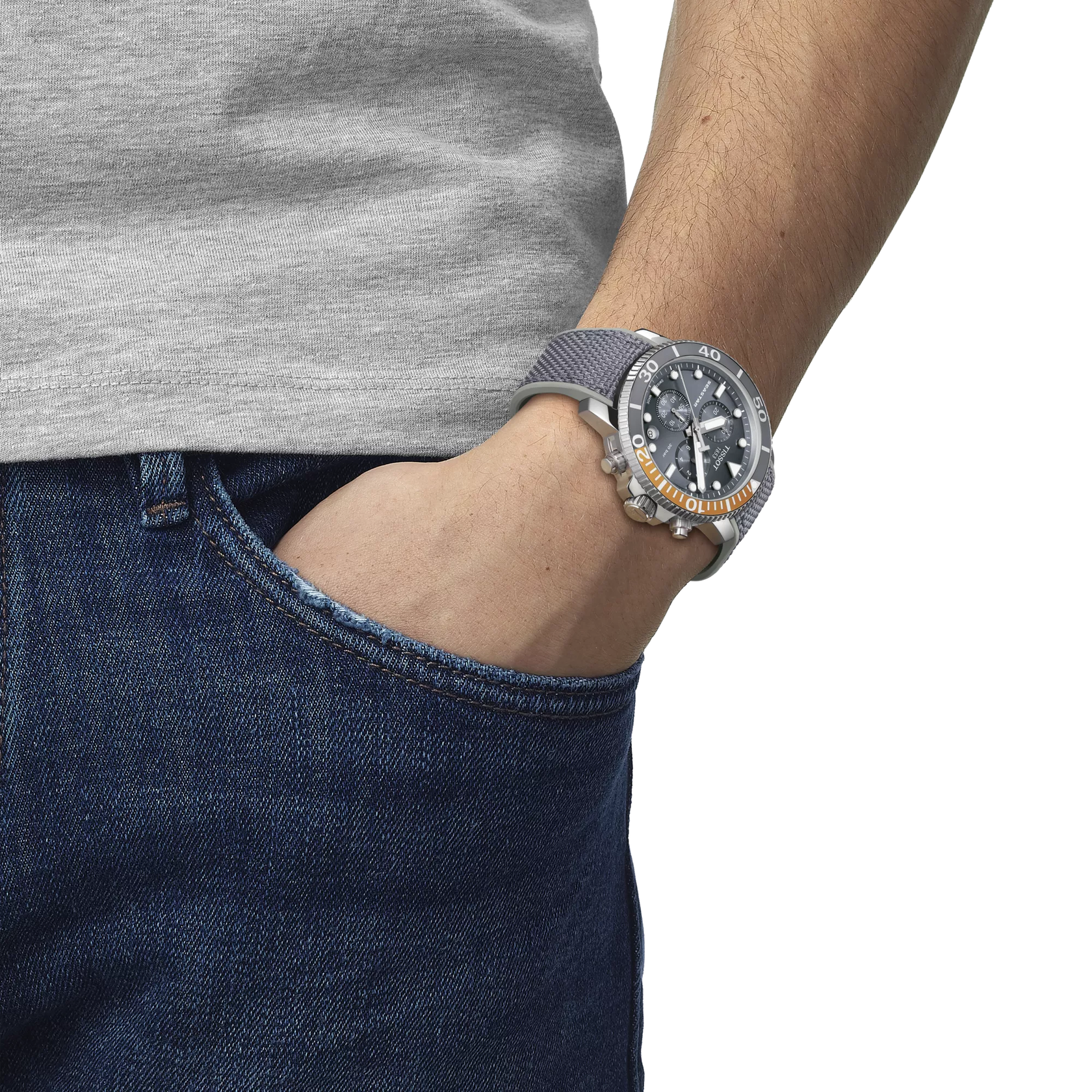 Montre Tissot Seastar 1000 45.5mm T120.417.17.081.01, cadran noir, portée