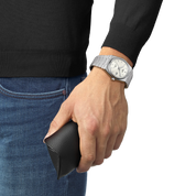 Montre Tissot PRX 40mm T137.407.11.111.00, cadran en nacre blance, portée