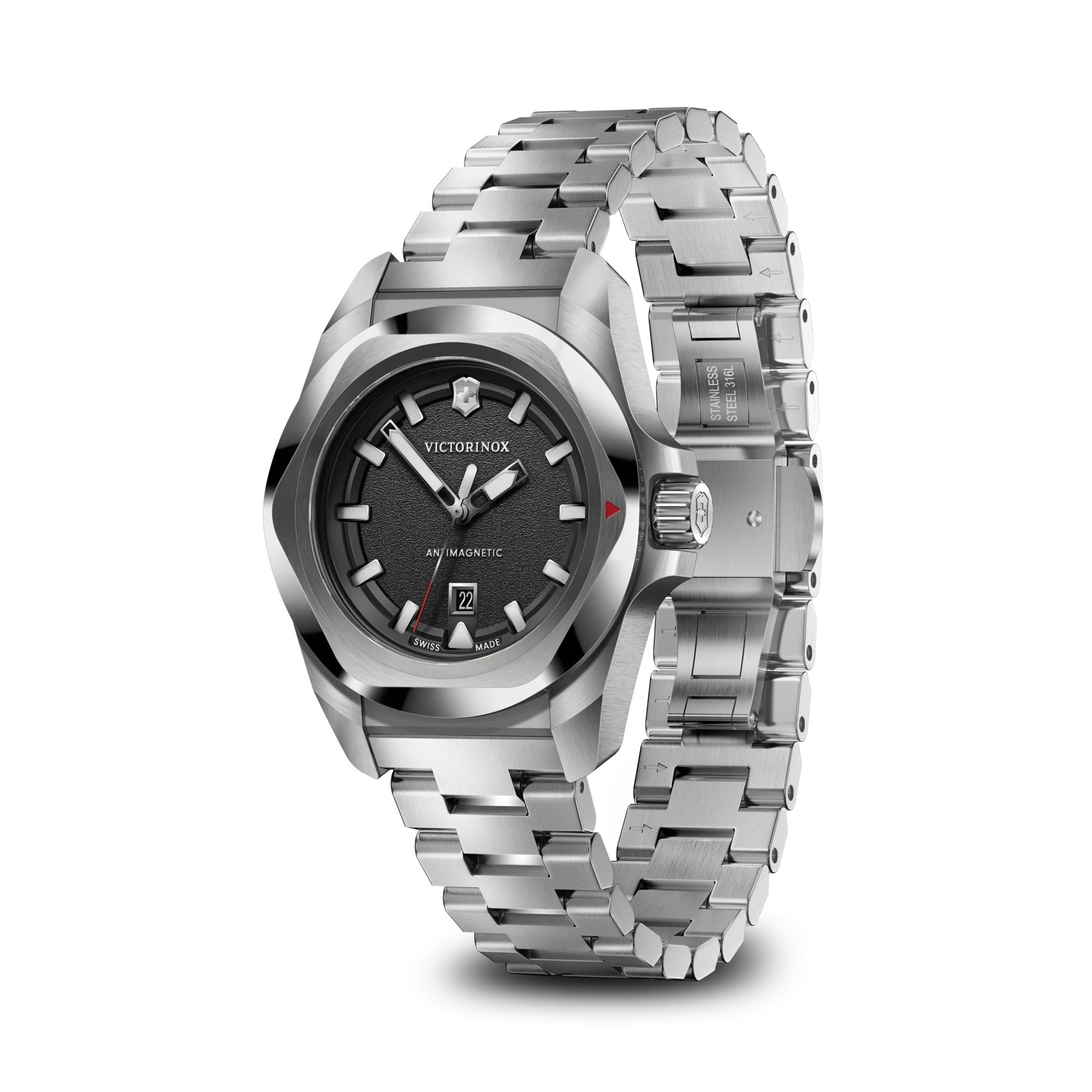 Montre Victorinox I.N.O.X. Small 242036, cadran noir, vue de trois quarts