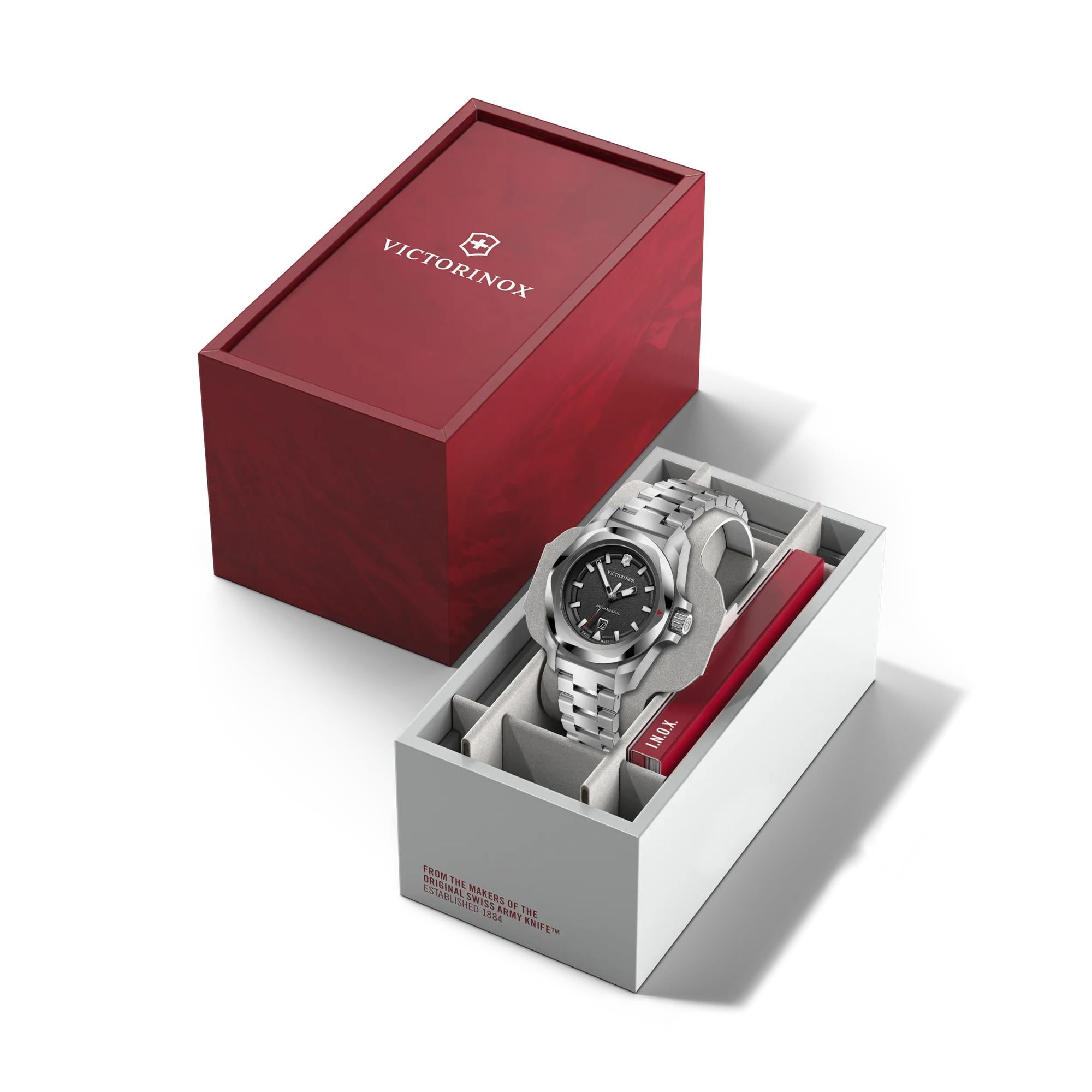 Montre Victorinox I.N.O.X. Small 242036, cadran noir, dans sa boîte