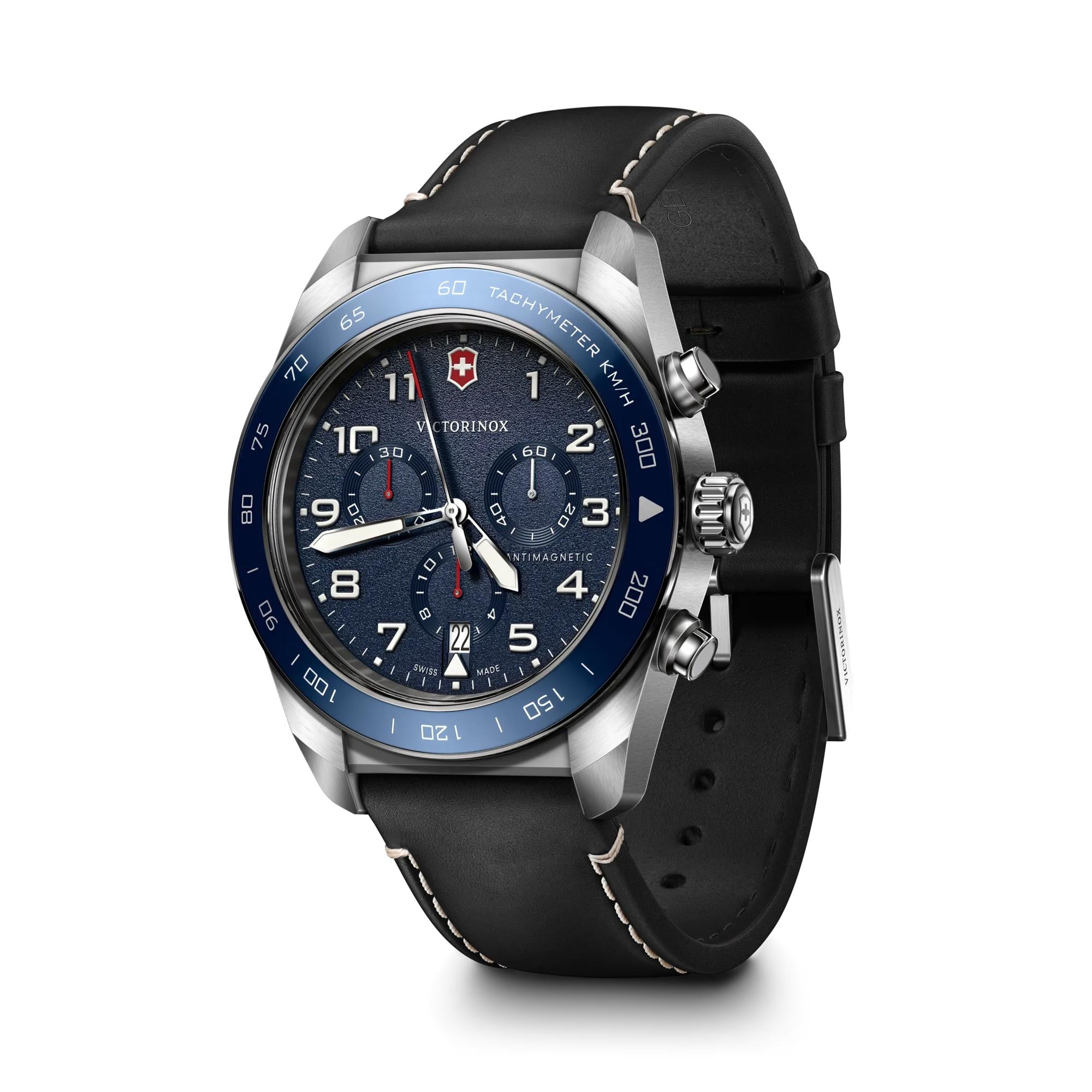 Montre Victorinox Swiss Army Chronograph 242047, cadran bleu, vue de trois quarts